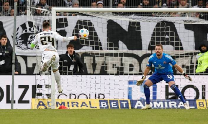 10.12.2023 - Fussball - Saison 2023 2024 - 2. Fussball - Bundesliga - 16. Spieltag: SV Elversberg - 1. FC Nürnberg FCN ( Club ) - Sportfoto Zink DaMa - xdaxmax - DFL regulations prohibit any use of photographs as image sequences and or quasi-video - only for editorial use - Luca Schnellbacher (24, SV Elversberg ) mit Torschuss gg Christian Mathenia (26, 1. FC Nürnberg FCN )