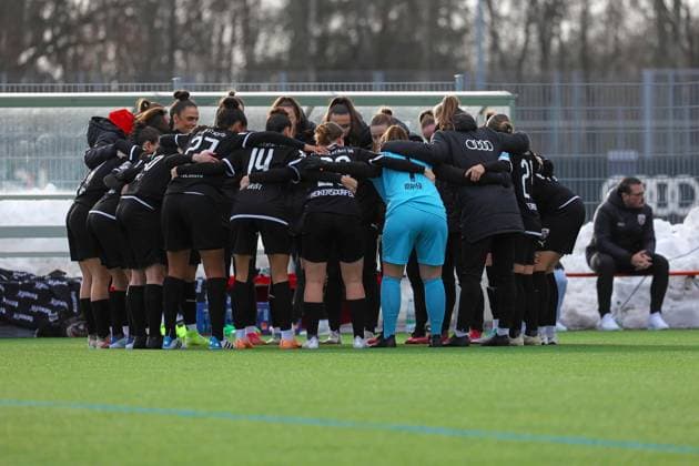 Ingolstadt, Deutschland 10. September 2023: 2. BL - Frauen - 2023 2024 - FC Ingolstadt 04 vs. VfL Wolfsburg II Im Bild: Die Spielerinnen vom FC Ingolstadt bilden einen Mannschaftskreis zum Schulterschluss. MTV-Stadion Bayern