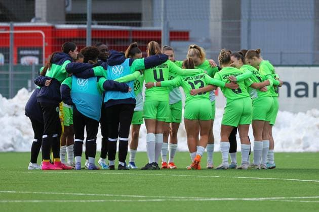 Ingolstadt, Deutschland 10. September 2023: 2. BL - Frauen - 2023 2024 - FC Ingolstadt 04 vs. VfL Wolfsburg II Im Bild: Die Spielerinnen vom VfL Wolfsburg II bilden einen Mannschaftskreis zum Schulterschluss. MTV-Stadion Bayern