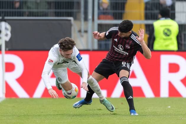 Germany, Spiesen-Elversberg, 10.12.2023, Waldstadion Kaiserlinde, SV Elversberg vs FC Nürnberg - 2. Bundesliga, 16. Spieltag, Jannik Rochelt (SV 07 Elversberg) und Taylan Duman (1.FC NUernberg) battle for the ball Spiesen-Elversberg URSAPHARM-Arena an der Kaiserlinde Saarland Germany