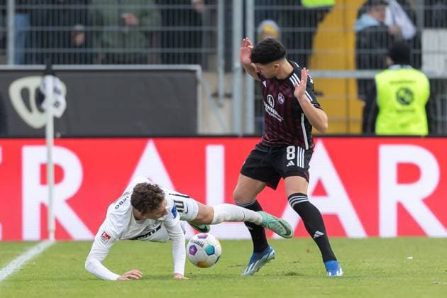 Germany, Spiesen-Elversberg, 10.12.2023, Waldstadion Kaiserlinde, SV Elversberg vs FC Nürnberg - 2. Bundesliga, 16. Spieltag, Jannik Rochelt (SV 07 Elversberg) und Taylan Duman (1.FC NUernberg) battle for the ball Spiesen-Elversberg URSAPHARM-Arena an der Kaiserlinde Saarland Germany