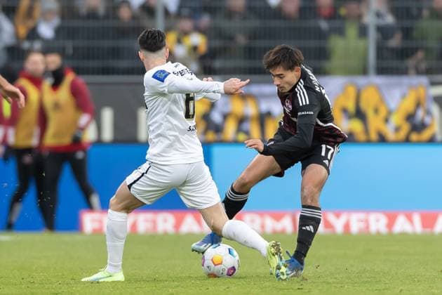 Germany, Spiesen-Elversberg, 10.12.2023, Waldstadion Kaiserlinde, SV Elversberg vs FC Nürnberg - 2. Bundesliga, 16. Spieltag, Semih Sahin (SV 07 Elversberg) und Jens Castrop (1.FC Nuernberg) battle for the ball Spiesen-Elversberg URSAPHARM-Arena an der Kaiserlinde Saarland Germany