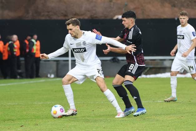 10.12.2023, Fussball, Herren, 2. Bundesliga, Saison 2023 2024, SV 07 Elversberg - 1. FC Nürnberg, Paul Stock (SV 07 Elversberg), Taylan Duman (1. FC Nürnberg) Elversberg Ursapharm-Arena an der Kaiserlinde Saarland Deutschland (DE)