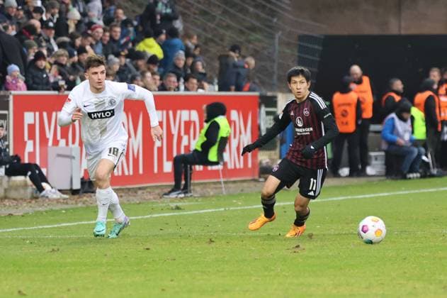 10.12.2023, Fussball, Herren, 2. Bundesliga, Saison 2023 2024, SV 07 Elversberg - 1. FC Nürnberg, Hugo Vandermersch (SV 07 Elversberg), Kanji Okunuki (1. FC Nürnberg) Elversberg Ursapharm-Arena an der Kaiserlinde Saarland Deutschland (DE)