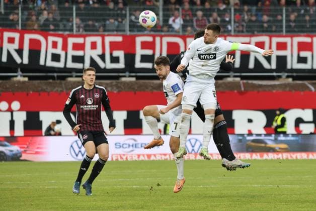 10.12.2023, Fussball, Herren, 2. Bundesliga, Saison 2023 2024, SV 07 Elversberg - 1. FC Nürnberg, Manuel Feil (SV 07 Elversberg), Luca Schnellbacher (SV 07 Elversberg), Florian Flick (1. FC Nürnberg) Elversberg Ursapharm-Arena an der Kaiserlinde Saarland Deutschland (DE)