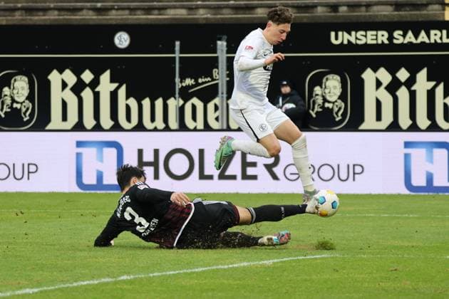10.12.2023, Fussball, Herren, 2. Bundesliga, Saison 2023 2024, SV 07 Elversberg - 1. FC Nürnberg, Jannik Rochelt (SV 07 Elversberg), Ahmet Gürleyen (1. FC Nürnberg) Elversberg Ursapharm-Arena an der Kaiserlinde Saarland Deutschland (DE)