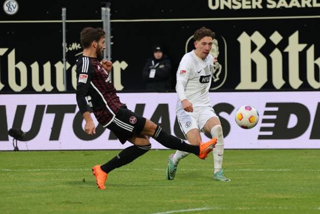 10.12.2023, Fussball, Herren, 2. Bundesliga, Saison 2023 2024, SV 07 Elversberg - 1. FC Nürnberg, Jannik Rochelt (SV 07 Elversberg), Enrico Valentini (1. FC Nürnberg) Elversberg Ursapharm-Arena an der Kaiserlinde Saarland Deutschland (DE)