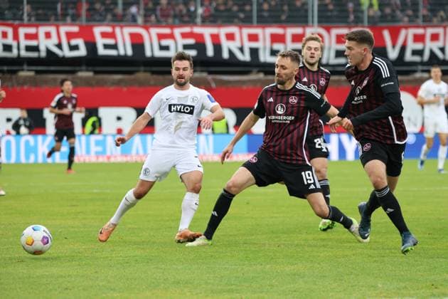 10.12.2023, Fussball, Herren, 2. Bundesliga, Saison 2023 2024, SV 07 Elversberg - 1. FC Nürnberg, Manuel Feil (SV 07 Elversberg), Florian Hübner (1. FC Nürnberg), Florian Flick (1. FC Nürnberg) Elversberg Ursapharm-Arena an der Kaiserlinde Saarland Deutschland (DE)