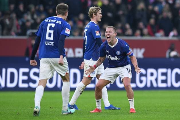 Sport Themen der Woche KW49 Sport Bilder des Tages Fußball 2. Bundesliga 16. Spieltag Fortuna Düsseldorf - Holstein Kiel am 10.12.2023 in der Merkur Spiel-Arena in Düsseldorf Schlussjubel: Marko Ivezic ( Kiel ), links - Lewis Holtby ( Kiel ), rechts DFL regulations prohibit any use of photographs as image sequences and or quasi-video. *** Soccer 2 Bundesliga 16 Matchday Fortuna Düsseldorf Holstein Kiel on 10 12 2023 at Merkur Spiel Arena in Düsseldorf Final cheer Marko Ivezic Kiel , left Lewis Holtby Kiel , right DFL regulations prohibit any use of photographs as image sequences and or quasi video xRx