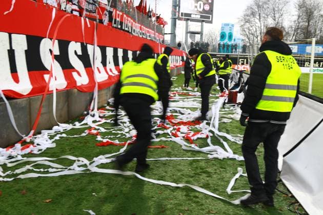 10.12.2023, xmohx, Fussball 2.Bundesliga, SV Elversberg - 1.FC Nürnberg emspor, v.l. Ordner räumen das Klohpapier der Nürnberg Fans aus dem Weg (DFL DFB REGULATIONS PROHIBIT ANY USE OF PHOTOGRAPHS as IMAGE SEQUENCES and or QUASI-VIDEO) Elversberg