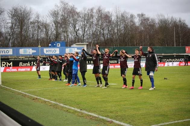 10.12.2023, xmohx, Fussball 2.Bundesliga, SV Elversberg - 1.FC Nürnberg emspor, v.l. Nürnberg bejubelt den Sieg (DFL DFB REGULATIONS PROHIBIT ANY USE OF PHOTOGRAPHS as IMAGE SEQUENCES and or QUASI-VIDEO) Elversberg