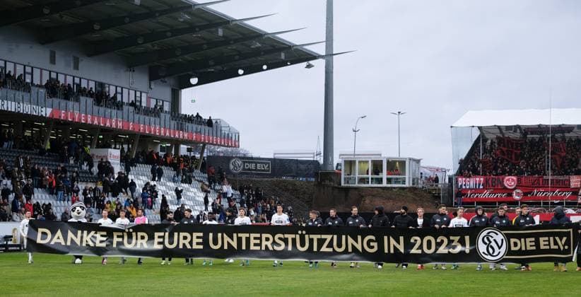 Fussball - 2. Bundesliga - Saison 2023 24 25.11.2023 Ursapharm-Arena SV Elversberg (elv) - 1. FC Nürnberg (fcn) 0:1 Die Elversberger bedanken sich bei ihren Fans Fussball - 2. Bundesliga - SV Elversberg