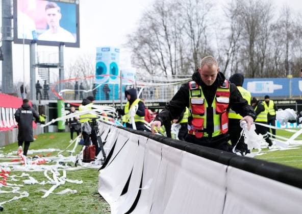 Fussball - 2. Bundesliga - Saison 2023 24 25.11.2023 Ursapharm-Arena SV Elversberg (elv) - 1. FC Nürnberg (fcn) 0:1 Nürnberger Fanaktion zu Spielbeginn Fussball - 2. Bundesliga - SV Elversberg