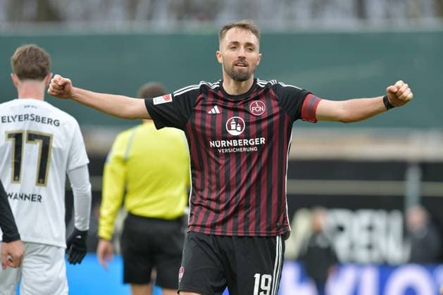 Fussball - 2. Bundesliga - Saison 2023 24 25.11.2023 Ursapharm-Arena SV Elversberg (elv) - 1. FC Nürnberg (fcn) 0:1 Florian HUEBNER (1. FC Nürnberg) jubelt nach Spielende Fussball - 2. Bundesliga - SV Elversberg