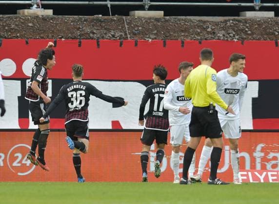 Fussball - 2. Bundesliga - Saison 2023 24 25.11.2023 Ursapharm-Arena SV Elversberg (elv) - 1. FC Nürnberg (fcn) 0:1 Jubel Nürnberg nach dem 0:1, Torschütze Daichi HAYASHI(1. FC Nürnberg), li Fussball - 2. Bundesliga - SV Elversberg