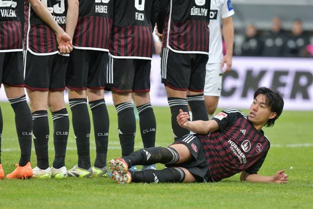 Fussball - 2. Bundesliga - Saison 2023 24 25.11.2023 Ursapharm-Arena SV Elversberg (elv) - 1. FC Nürnberg (fcn) 0:1 Daichi HAYASHI(1. FC Nürnberg) in der Mauer Fussball - 2. Bundesliga - SV Elversberg