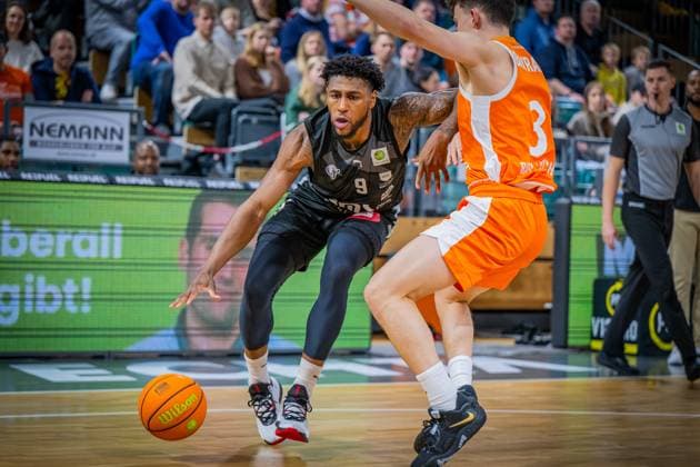 Sport Themen der Woche KW49 Sport Bilder des Tages 2. Basketball Bundesliga, Barmer BBL, Saison 2023 2024, Herren, Hauptrunde, 11. Spieltag, 10.12.2023, RASTA Vechta II - Nürnberg Falcons BC Anthony Gaines ( 9 - Nürnberg Falcons BC) in Aktion gegen Kaya Bayram ( 3 - RASTA Vechta II) Vechta RASTA Dome Niedersachsen Deutschland *** 2 Basketball Bundesliga, Barmer BBL, Season 2023 2024, Men, Main Round, Matchday 11, 10 12 2023, RASTA Vechta II Nürnberg Falcons BC Anthony Gaines 9 Nürnberg Falcons BC in action against Kaya Bayram 3 RASTA Vechta II Vechta RASTA Dome Lower Saxony Germany