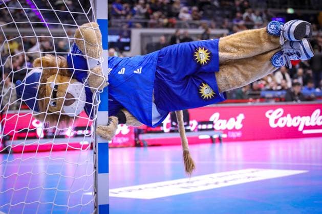 Sport Themen der Woche KW49 Sport Bilder des Tages 10.12.2023, Handball, Düsseldorf, Mitsubishi Electric Halle, Liqui Moly Handball Bundesliga, Spieltag 16, Saison 2023 2024, Bergischer HC - TVB Stuttgart: Maskottchen Bergi sportlich unterwegs. Human-Flag am Torpfosten. NRW Deutschland *** 10 12 2023, Handball, Düsseldorf, Mitsubishi Electric Halle, Liqui Moly Handball Bundesliga, Matchday 16, Season 2023 2024, Bergischer HC TVB Stuttgart Mascot Bergi sporty on the road Human Flag on goalpost NRW Germany