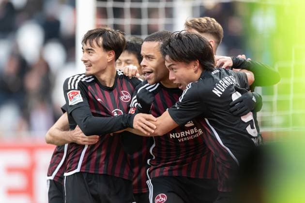 Germany, Spiesen-Elversberg, 10.12.2023, Waldstadion Kaiserlinde, SV Elversberg vs FC Nürnberg - 2. Bundesliga, 16. Spieltag, Daichi Hayashi (1.FC Nuernberg) celebrates after scoring his team s first goal with teammates Spiesen-Elversberg URSAPHARM-Arena an der Kaiserlinde Saarland Germany