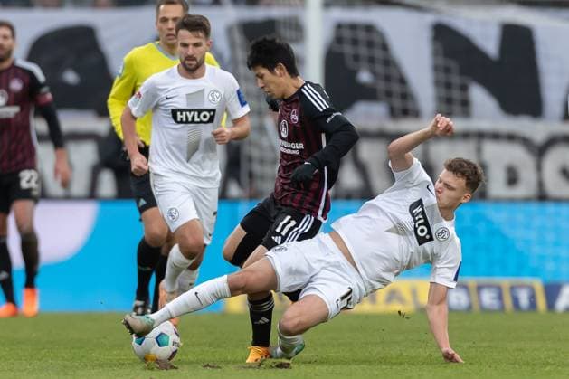 Germany, Spiesen-Elversberg, 10.12.2023, Waldstadion Kaiserlinde, SV Elversberg vs FC Nürnberg - 2. Bundesliga, 16. Spieltag, Kanji Okunuki (1.FC Nuernberg) und Robin Fellhauer (SV 07 Elversberg) battle for the ball Spiesen-Elversberg URSAPHARM-Arena an der Kaiserlinde Saarland Germany