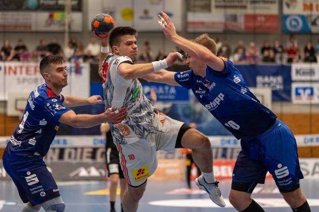 Renars Uscins (TSV Hannover-Burgdorf, 10) setzt sich gegen Filip Vistorop (HBW Balingen-Weilstetten, 04) und Daniel Ingason (HBW Balingen-Weilstetten, 10) durch GER, HBW Balingen-Weilstetten vs. TSV Hannover-Burgdorf, Handball, Liqui Moly HBL, Handball Bundesliga, 16. Spieltag, Spielzeit 2023 2024, 7.12.2023 GER, HBW Balingen-Weilstetten vs. TSV Hannover-Burgdorf, Handball, Liqui Moly HBL, Handball Bundesliga, 16. Spieltag, Spielzeit 2023 2024, 7.12.2023 Balingen Copyright: xEibnerxPressefotox xOliverxSchmix EP_OST