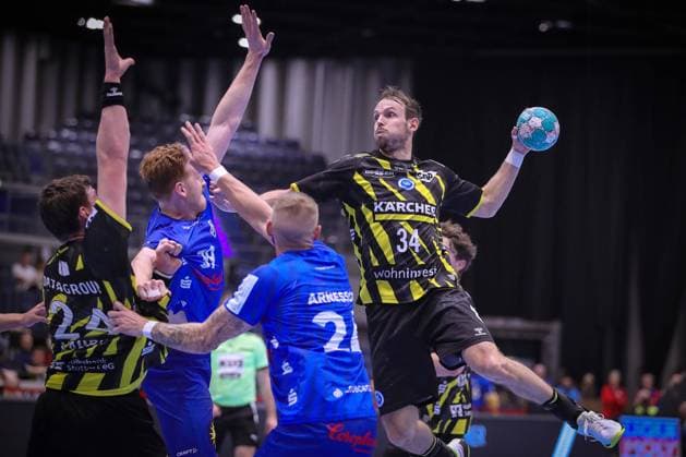 10.12.2023, Handball, Düsseldorf, Mitsubishi Electric Halle, Liqui Moly Handball Bundesliga, Spieltag 16, Saison 2023 2024, Bergischer HC - TVB Stuttgart: Kai Häfner (TVB Stuttgart) wirft den Ball über die Abwehr von Lukas Stutzke (Bergischer HC) und Linus Arnesson (Bergischer HC) NRW Deutschland