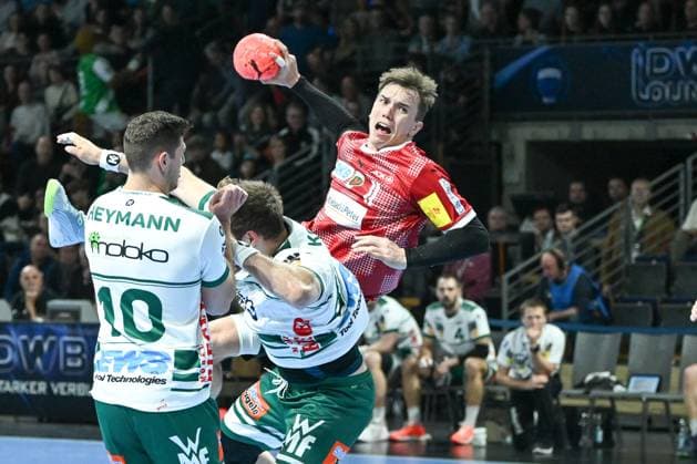 Sport Themen der Woche KW49 Sport Bilder des Tages Berlin, Deutschland 10. Dezember 2023: 1. HBL - 2023 2024 - Füchse Berlin vs. Frisch Auf Göppingen Im Bild: v.li.: Sebastian Heymann (Frisch Auf! Göppingen), Kresimir Kozina (Frisch Auf! Göppingen), Torwurf Lasse Andersson (Füchse Berlin) *** Berlin, Germany 10 December 2023 1 HBL 2023 2024 Füchse Berlin vs Frisch Auf Göppingen In the picture from left Sebastian Heymann Frisch Auf Göppingen , Kresimir Kozina Frisch Auf Göppingen , Goalkeeper Lasse Andersson Füchse Berlin Copyright: xFotostandx xReuhlx