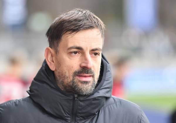 10.12.2023, xhbx, Fussball 1.Bundesliga Damen, Eintracht Frankfurt Frauen - TSG Hoffenheim emspor, v.l. Trainer Niko Arnautis (Eintracht Frankfurt Damen) (DFL DFB REGULATIONS PROHIBIT ANY USE OF PHOTOGRAPHS as IMAGE SEQUENCES and or QUASI-VIDEO) Frankfurt am Main