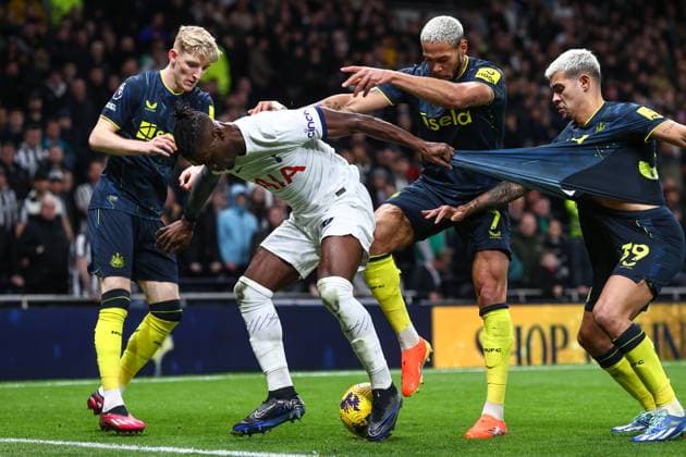 Tottenham v Newcastle 10 December 2023, London - Premier League Football - Tottenham Hotspur v Newcastle United - Yves Bissouma of Tottenham Hotspur is surrounded by Anthony Gordon, Joelinton and Bruno Guimaraes of Newcastle United - Photo: Charlotte Wilson Offside. London UK *** Tottenham gegen Newcastle 10. Dezember 2023, London Premier League Fußball Tottenham Hotspur gegen Newcastle United Yves Bissouma von Tottenham Hotspur ist umgeben von Anthony Gordon, Joelinton und Bruno Guimaraes von Newcastle United Foto Charlotte Wilson Offside London UK  Copyright: xCharlottexWilsonx xOffsidexOffside