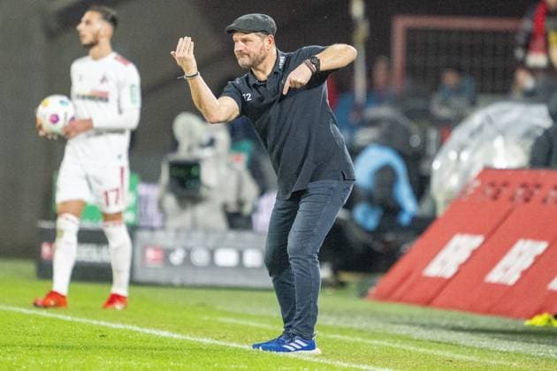 GER, 1.FBL, 1. FC Koeln vs. FSV Mainz 05, Saison 2023 24, 10.12.2023, RheinEnergieStadion, Koeln, GER, 1.FBL, 1. FC Koeln vs. FSV Mainz 05, Saison 2023 24, Im Bild: Steffen Baumgart (1. FC Koeln, Trainer); Einzelaktion, Ganzkörper Ganzkoerper; Freisteller, Einzelbild, Aktion, Action, Spielszene; Gestik, Mimik, Emotionen;