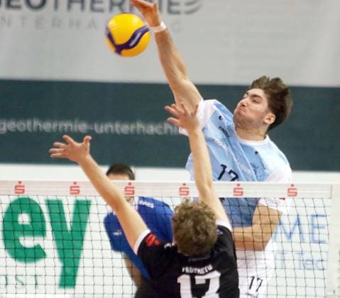 von links Eric PADURETU (Haching), Jannes WIESNER (KWh), He Bundesliga 23 24, TSV Haching Muenchen vs Energiequelle Netzhoppers Koenigs Wusterhausen, Geothermie Arena Unterhaching, 10.12.23, Copyright: WolfgangxFehrmann