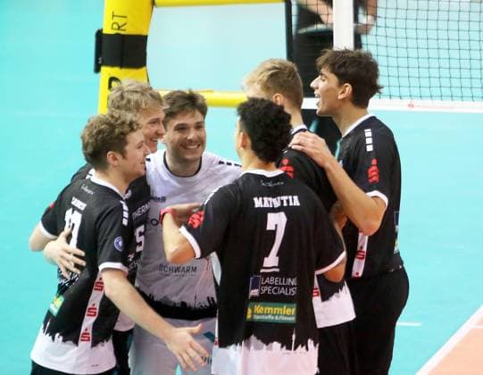 Hachinger Freude nach Punktgewinn, He Bundesliga 23 24, TSV Haching Muenchen vs Energiequelle Netzhoppers Koenigs Wusterhausen, Geothermie Arena Unterhaching, 10.12.23, Copyright: WolfgangxFehrmann