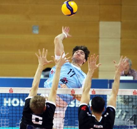 in der Mitte Jannes WIESNER (KWh), He Bundesliga 23 24, TSV Haching Muenchen vs Energiequelle Netzhoppers Koenigs Wusterhausen, Geothermie Arena Unterhaching, 10.12.23, Copyright: WolfgangxFehrmann