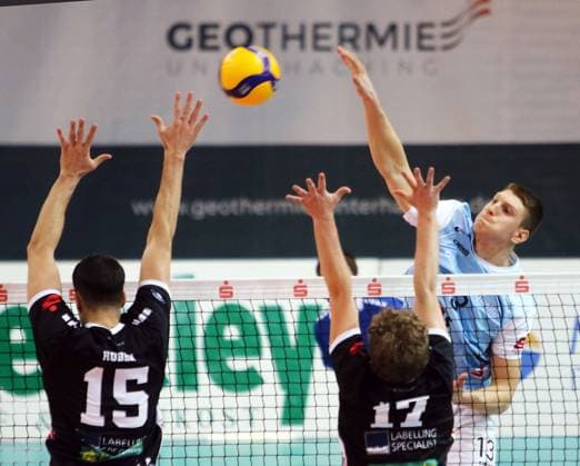 rechts Charlie PETERS (KWh), He Bundesliga 23 24, TSV Haching Muenchen vs Energiequelle Netzhoppers Koenigs Wusterhausen, Geothermie Arena Unterhaching, 10.12.23, Copyright: WolfgangxFehrmann