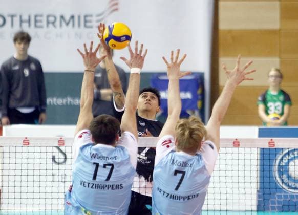 in der Mitte Austin MATAUTIA (Haching), He Bundesliga 23 24, TSV Haching Muenchen vs Energiequelle Netzhoppers Koenigs Wusterhausen, Geothermie Arena Unterhaching, 10.12.23, Copyright: WolfgangxFehrmann