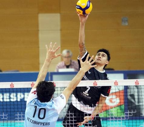 von links Jonas ENGELMANN (KWh PL), Austin MATAUTIA (Haching), He Bundesliga 23 24, TSV Haching Muenchen vs Energiequelle Netzhoppers Koenigs Wusterhausen, Geothermie Arena Unterhaching, 10.12.23, Copyright: WolfgangxFehrmann
