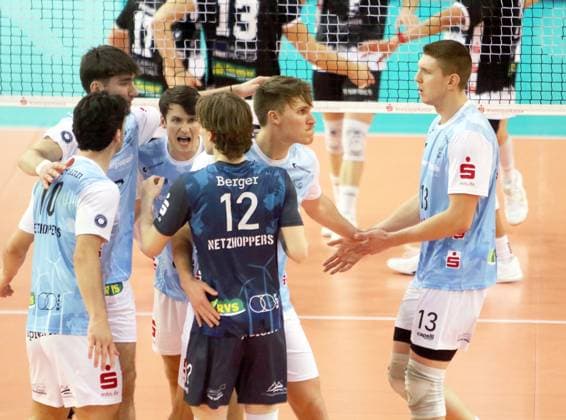 Freue KWh nach Punktgewinn, He Bundesliga 23 24, TSV Haching Muenchen vs Energiequelle Netzhoppers Koenigs Wusterhausen, Geothermie Arena Unterhaching, 10.12.23, Copyright: WolfgangxFehrmann