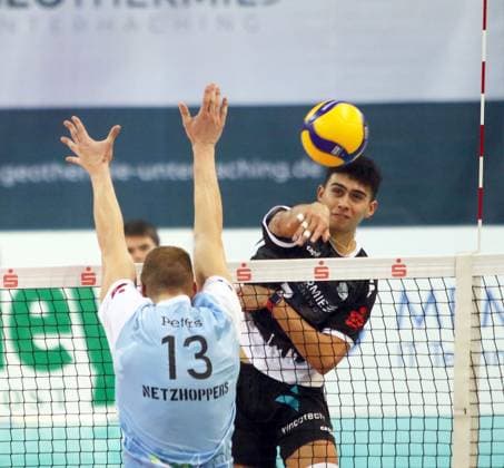 rechts Austin MATAUTIA (Haching), He Bundesliga 23 24, TSV Haching Muenchen vs Energiequelle Netzhoppers Koenigs Wusterhausen, Geothermie Arena Unterhaching, 10.12.23, Copyright: WolfgangxFehrmann