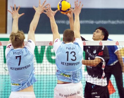 rechts Austin MATAUTIA (Haching), He Bundesliga 23 24, TSV Haching Muenchen vs Energiequelle Netzhoppers Koenigs Wusterhausen, Geothermie Arena Unterhaching, 10.12.23, Copyright: WolfgangxFehrmann