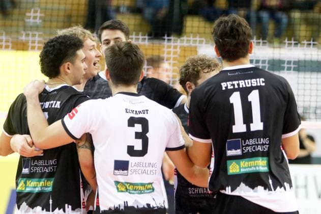 Hachinger Freude nach Punktgewinn, He Bundesliga 23 24, TSV Haching Muenchen vs Energiequelle Netzhoppers Koenigs Wusterhausen, Geothermie Arena Unterhaching, 10.12.23, Copyright: WolfgangxFehrmann