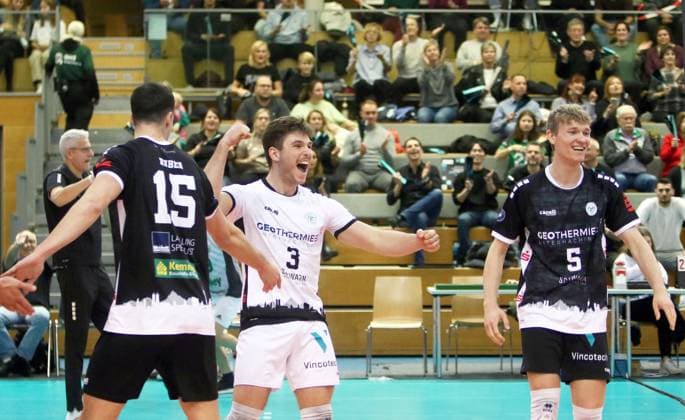 von links Ruben LOPEZ GARCIA (Haching), Moritz ECKARDT (Haching), Florian KRENKEL (Haching), He Bundesliga 23 24, TSV Haching Muenchen vs Energiequelle Netzhoppers Koenigs Wusterhausen, Geothermie Arena Unterhaching, 10.12.23, Copyright: WolfgangxFehrmann