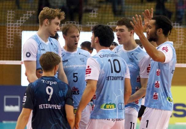 Jubel des Teams KoenigsWusterhausen, He Bundesliga 23 24, TSV Haching Muenchen vs Energiequelle Netzhoppers Koenigs Wusterhausen, Geothermie Arena Unterhaching, 10.12.23, Copyright: WolfgangxFehrmann