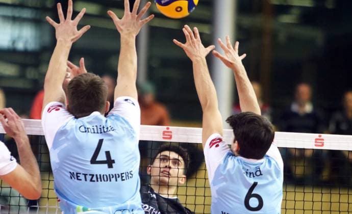von links Odin GNILITZA (KWh), Austin MATAUTIA (Haching), Jonas LIND (KWh), He Bundesliga 23 24, TSV Haching Muenchen vs Energiequelle Netzhoppers Koenigs Wusterhausen, Geothermie Arena Unterhaching, 10.12.23, Copyright: WolfgangxFehrmann