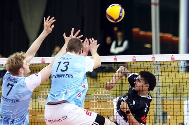 von links Carl MOELLER (KWh), Charlie PETERS (KWh), Austin MATAUTIA (Haching), He Bundesliga 23 24, TSV Haching Muenchen vs Energiequelle Netzhoppers Koenigs Wusterhausen, Geothermie Arena Unterhaching, 10.12.23, Copyright: WolfgangxFehrmann