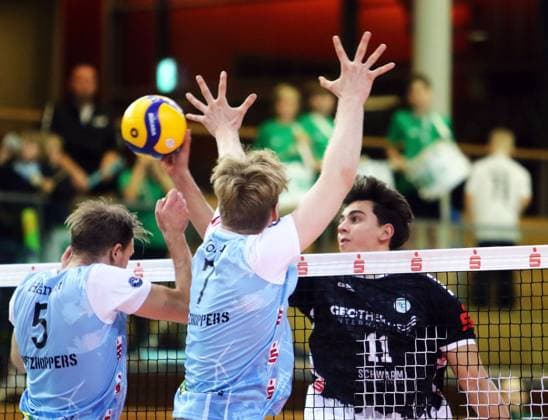 von links Daniel HAEHNERT (KWh),Carl MOELLER (KWh), Juro PETRUSIC (Haching), He Bundesliga 23 24, TSV Haching Muenchen vs Energiequelle Netzhoppers Koenigs Wusterhausen, Geothermie Arena Unterhaching, 10.12.23, Copyright: WolfgangxFehrmann