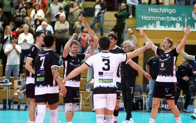 Hachinger Freude nach dem Sieg, He Bundesliga 23 24, TSV Haching Muenchen vs Energiequelle Netzhoppers Koenigs Wusterhausen, Geothermie Arena Unterhaching, 10.12.23, Copyright: WolfgangxFehrmann