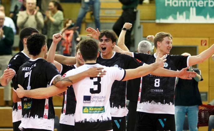 Hachinger Freude nach dem Sieg, He Bundesliga 23 24, TSV Haching Muenchen vs Energiequelle Netzhoppers Koenigs Wusterhausen, Geothermie Arena Unterhaching, 10.12.23, Copyright: WolfgangxFehrmann