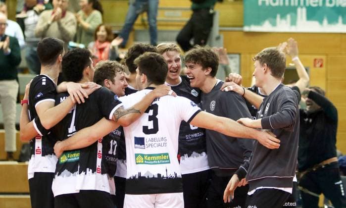 Hachinger Freude nach dem Sieg, He Bundesliga 23 24, TSV Haching Muenchen vs Energiequelle Netzhoppers Koenigs Wusterhausen, Geothermie Arena Unterhaching, 10.12.23, Copyright: WolfgangxFehrmann