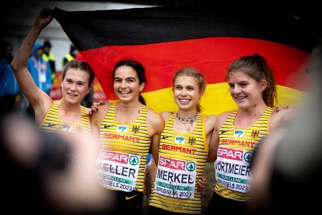 Bilder des Jahres 2023, Sport 12 Dezember Sport Themen der Woche KW49 Sport Bilder des Tages SPAR European Cross Country Championships 2023; Brussels (BEL), 10.12.2023 Freuen sich ueber die Silbermedaille in der Teamwertung der Juniorinnen U23 (von links): Mia JURENKA (GER), Jessica KELLER (GER), Lisa MERKEL (GER) und Anneke VORTMEIER (GER); SPAR European Cross Country Championships am 10.12.2023 im Laeken Park in Bruessel (Belgien). *** SPAR European Cross Country Championships 2023 Brussels BEL , 10 12 2023 Happy about the silver medal in the junior U23 team competition from left Mia JURENKA GER , Jessica KELLER GER , Lisa MERKEL GER and Anneke VORTMEIER GER SPAR European Cross Country Championships on 10 12 2023 in Laeken Park in Brussels Belgium Copyright: xBEAUTIFULxSPORTS R.xSchmittx