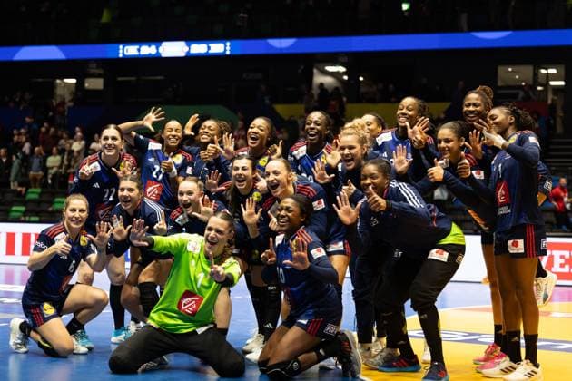 Trondheim, Norway, December 10th 2023: Players of France celebrate after winning the IHF Womens World Championship, WM, Weltmeisterschaft game between France and Norway at Trondheim Spektrum in Trondheim, Norway (Ane Frosaker SPP) Copyright: xAnexFrosaker SPPx spp-en-AnFr-_F_13941